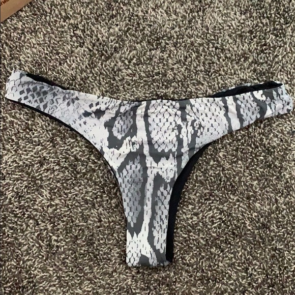 Reversible bikini top and matching bottom - Picture 5 of 7